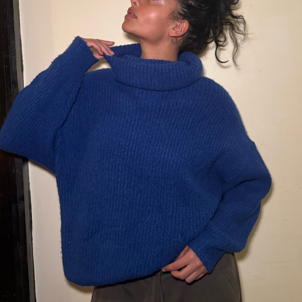 Oversized blue Zara turtleneck sweater in size small